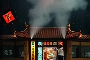 长夜灯塔中守塔人在灯塔顶层操作手摇电台的画面
