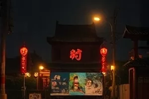 第三通电话里深夜依然亮着灯的旧式电话亭